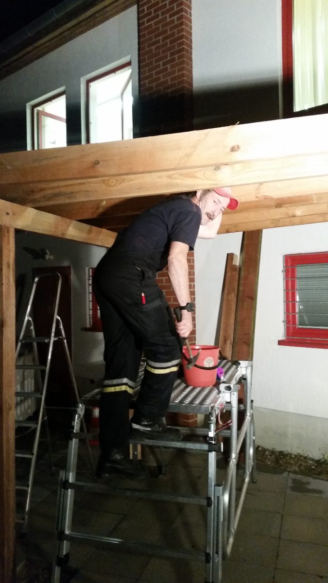 Arbeitseinsatz am Gerätehaus: Bau einer Überdachung