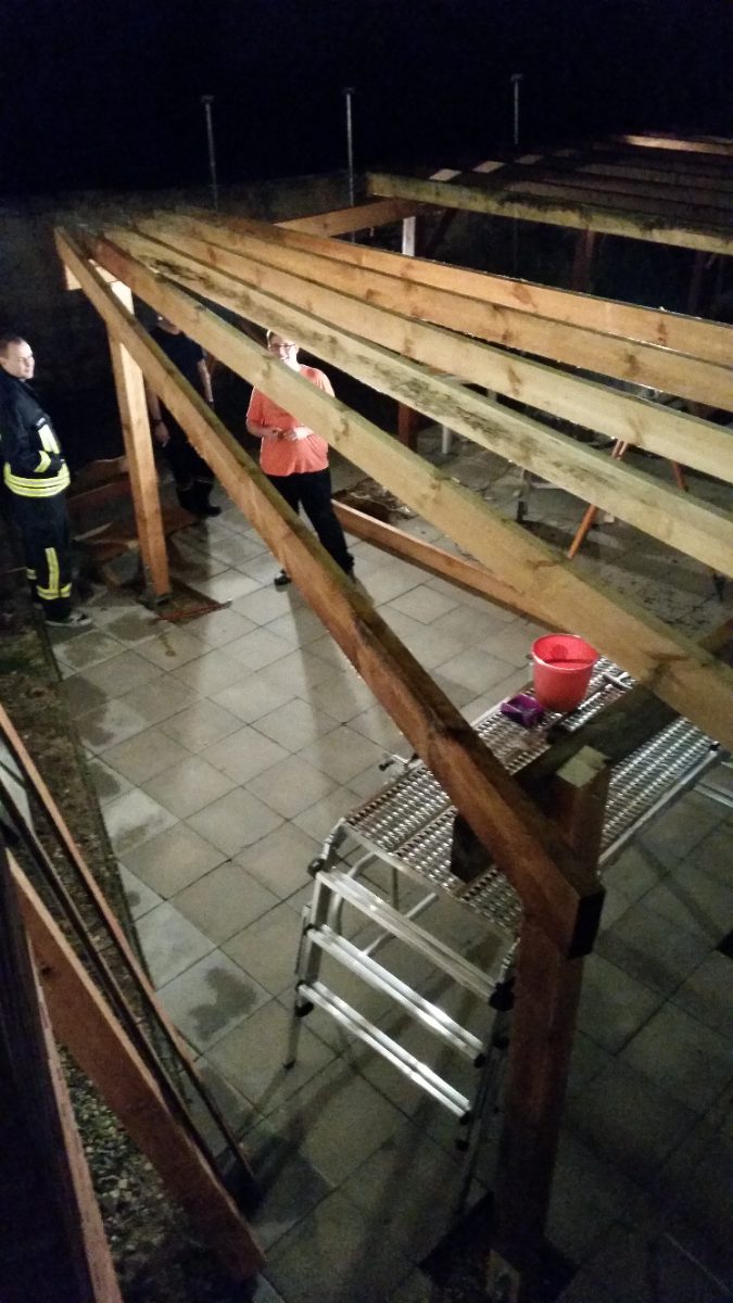 Arbeitseinsatz am Gerätehaus: Dachkonstruktion der Überdachung