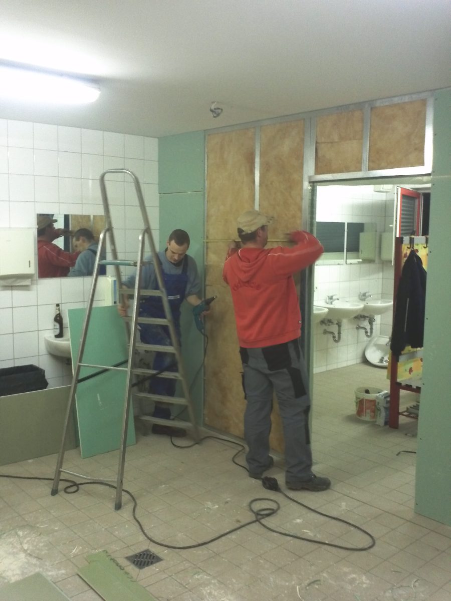 Arbeitseinsatz: Trockenbau in den Sanitärräumen